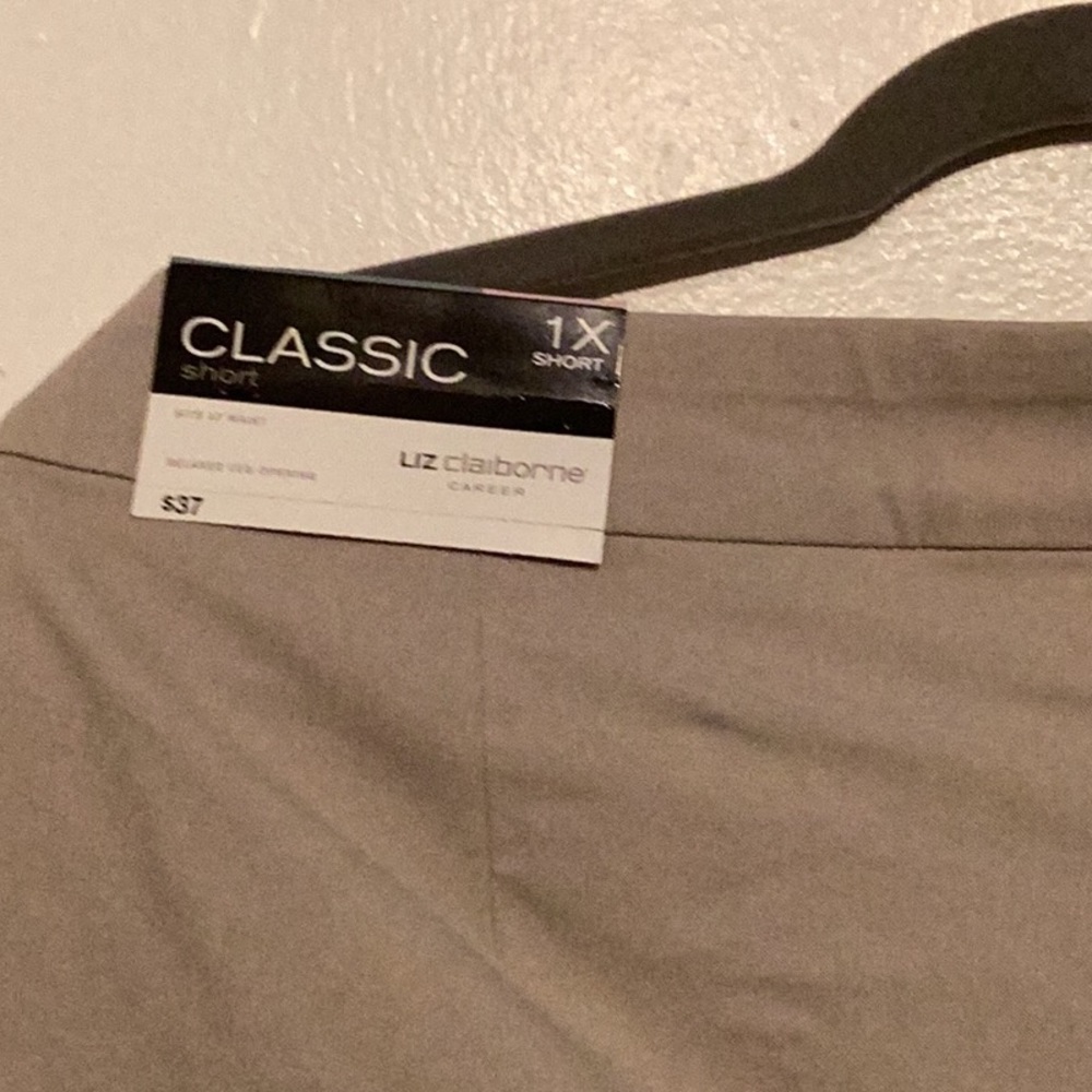 Liz Claiborne Women's Tan Bermuda Shorts Size 1X - Picture 6 of 9